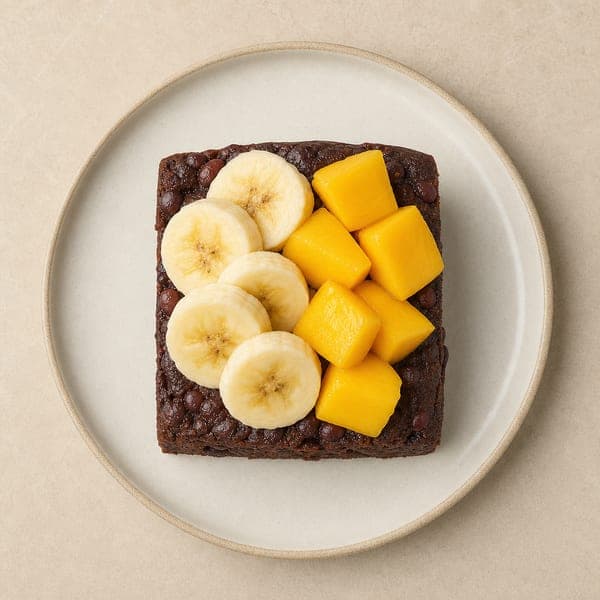 Czekoladowe ciasto z czerwonej fasoli z bananem i mango
