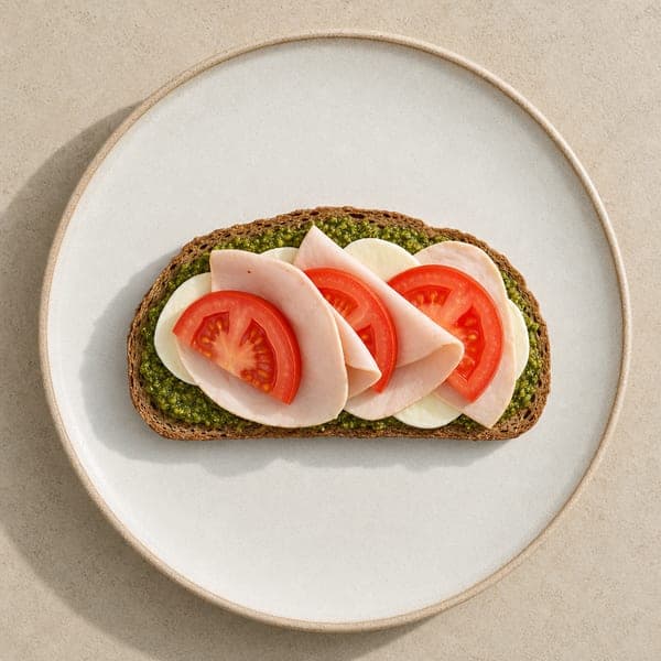 Kanapka z zielonym pesto i plastrami szynki