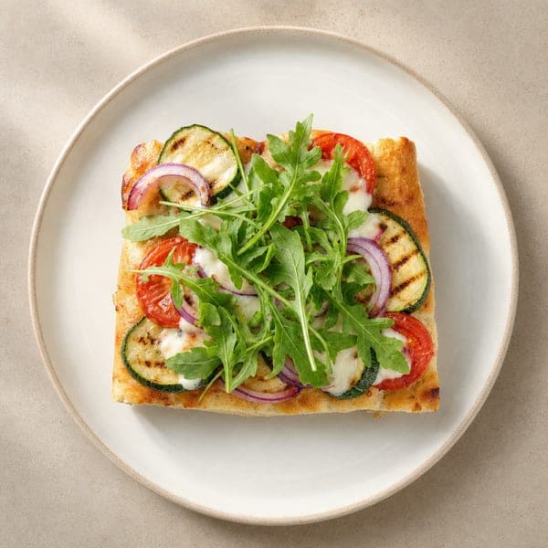 Focaccia z mozzarellą i warzywami z grilla