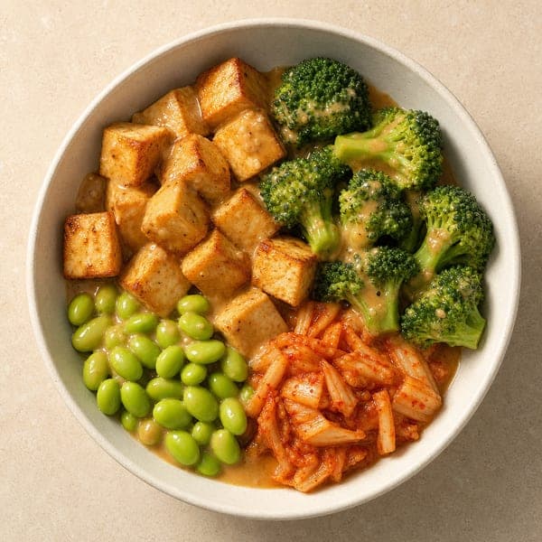 Miska z tofu, brokułami i kimchi w sosie sezamowym
