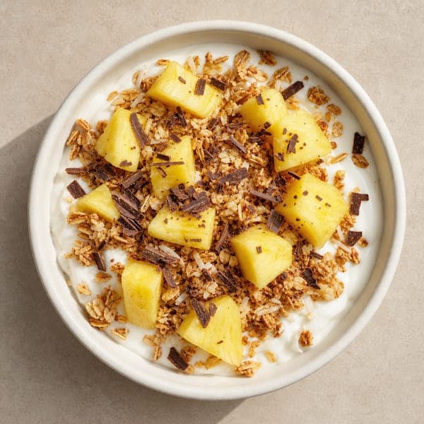 Naturalny jogurt z domową granolą kokosową, ananasem i czekoladą