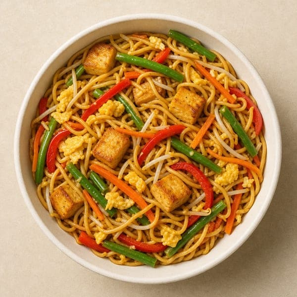 Makaron chow mein smażony z tofu i warzywami