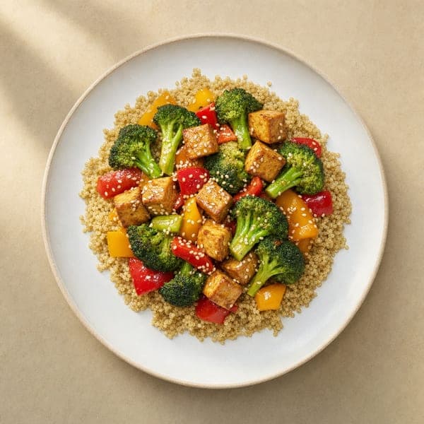 Wegański stir-fry z tofu, brokułem i komosą ryżową