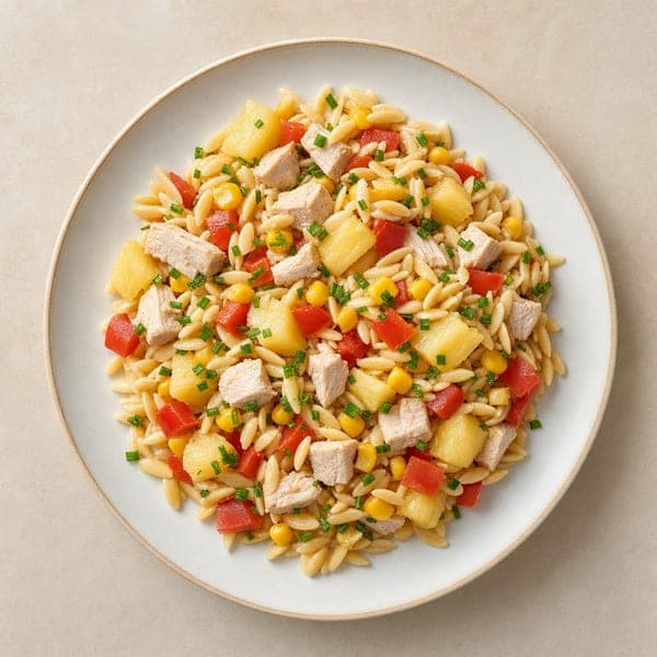 Makaron orzo z indykiem i ananasem w słodko-słonym stylu