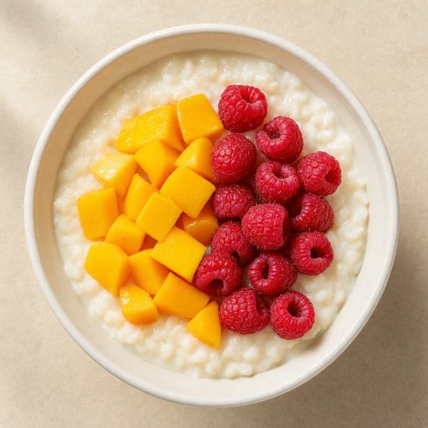 Owocowy pudding ryżowy z mango i malinami na mleku roślinnym