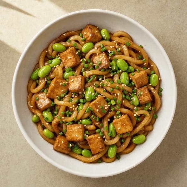 Szybki udon teriyaki z tofu i edamame