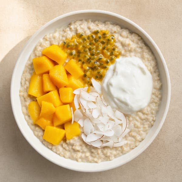 Tropikalna owsianka z mango, marakują i kokosem