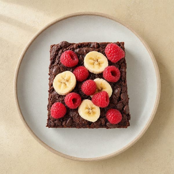 Czekoladowe brownie z fasoli z bananem i malinami