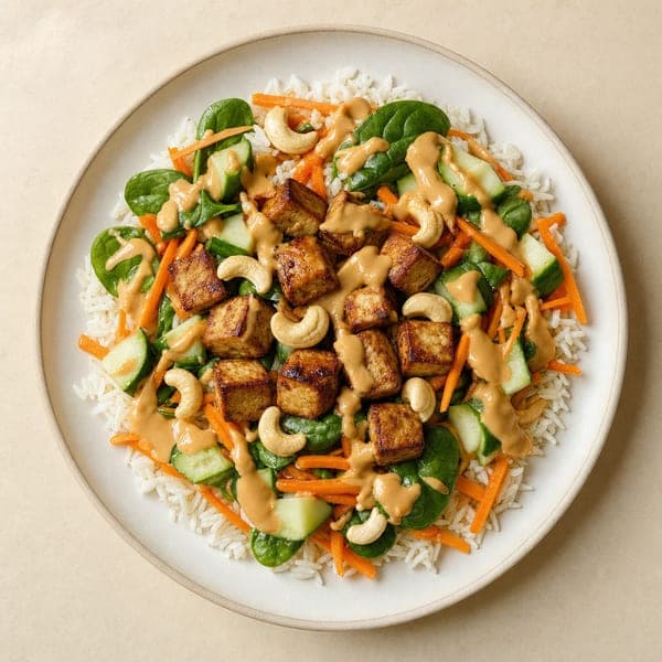 Sałatka z tofu, ryżem i świeżym szpinakiem