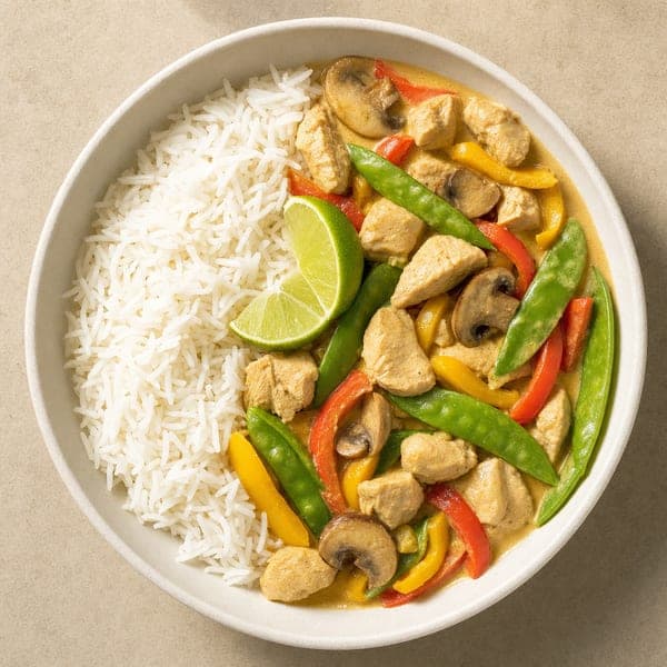 Curry z kawałkami indyka, ryżem i groszkiem cukrowym