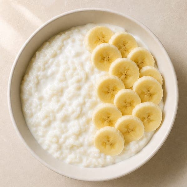 Słodki ryż z jogurtem i bananem