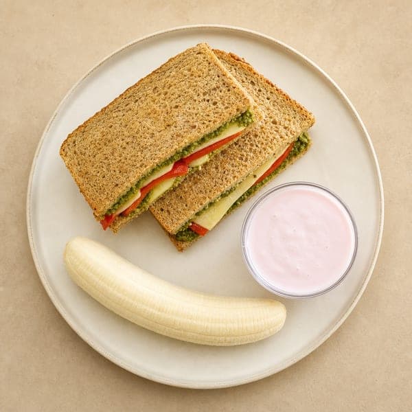 Lunchbox: Kanapki z pesto i żółtym serem, jogurt i owoc