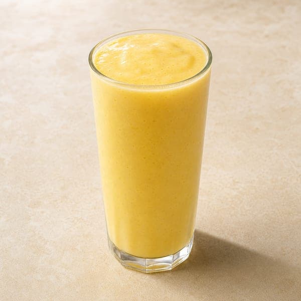 Koktajl mango-banan na napoju kokosowym