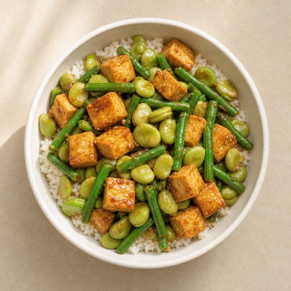 Koreański bób z tofu, ryżem i fasolką szparagową