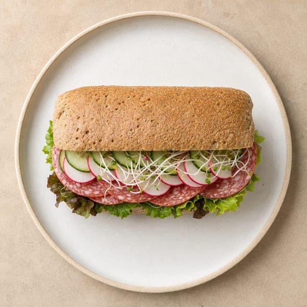 Lunchbox: Kanapka z salami w bułce graham