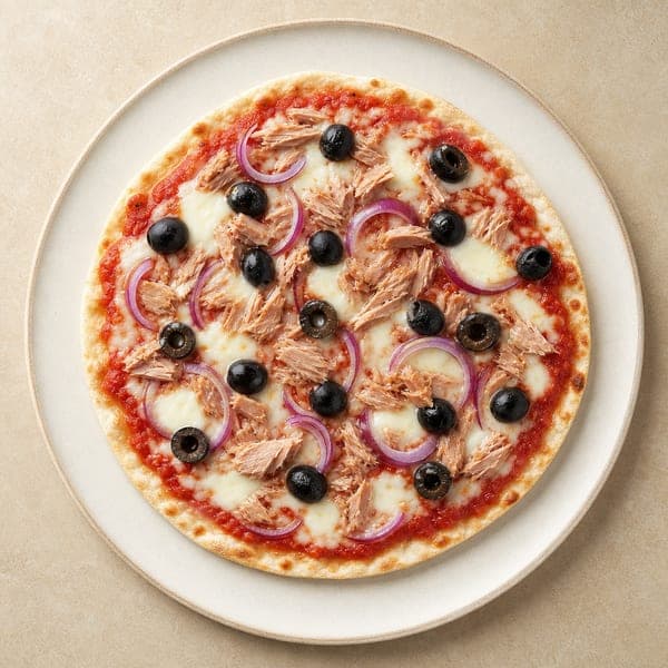Pizza z tuńczykiem, oliwkami i czerwoną cebulą
