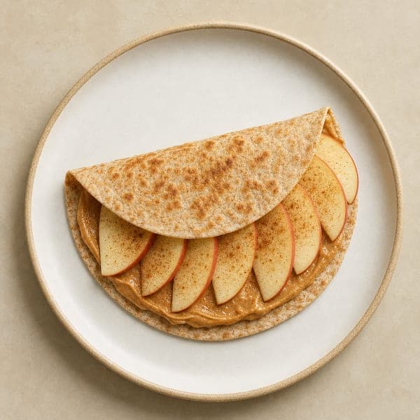 Słodka tortilla z masłem orzechowym, jabłkiem i cynamonem