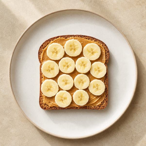 Grzanki z razowym chlebem żytnim, pastą orzechową i bananem