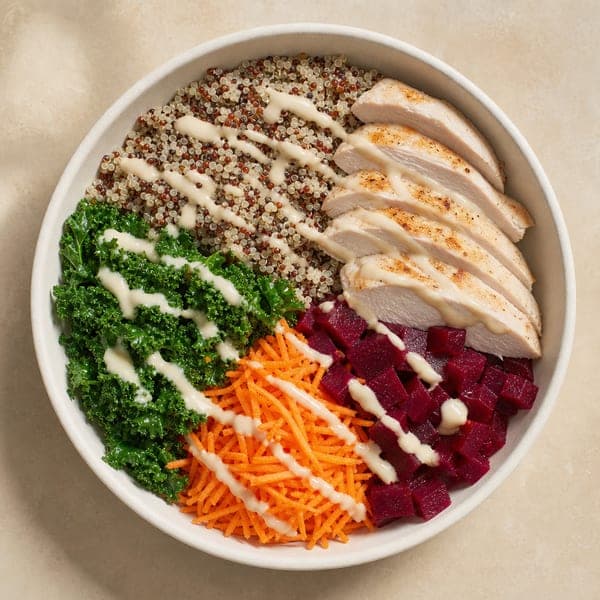 Drobiowy bowl z tahini, komosą ryżową i warzywami