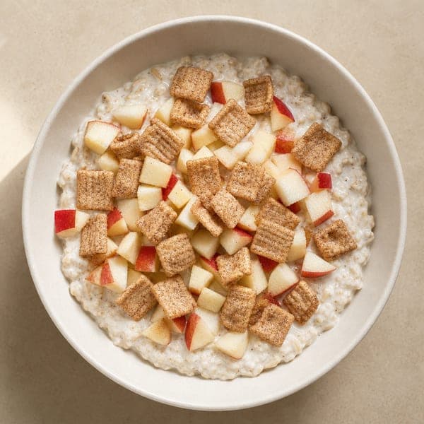 Owsianka z jogurtem skyr, jabłkiem i płatkami Cini Minis