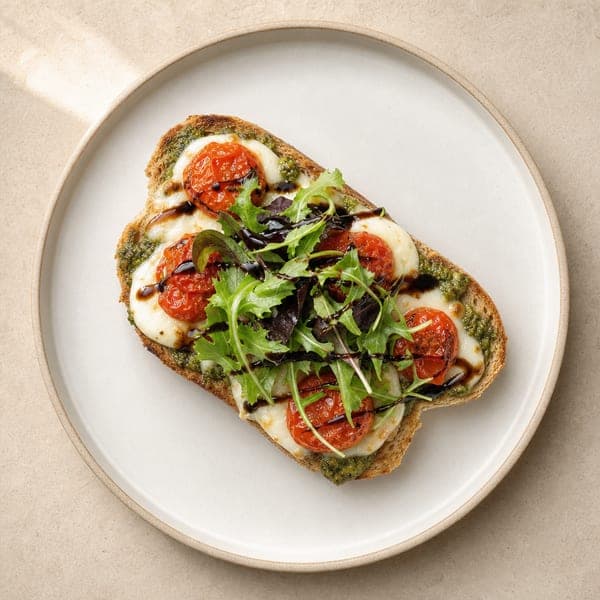 Kanapka z pesto, pieczonymi pomidorkami i serem mozzarella