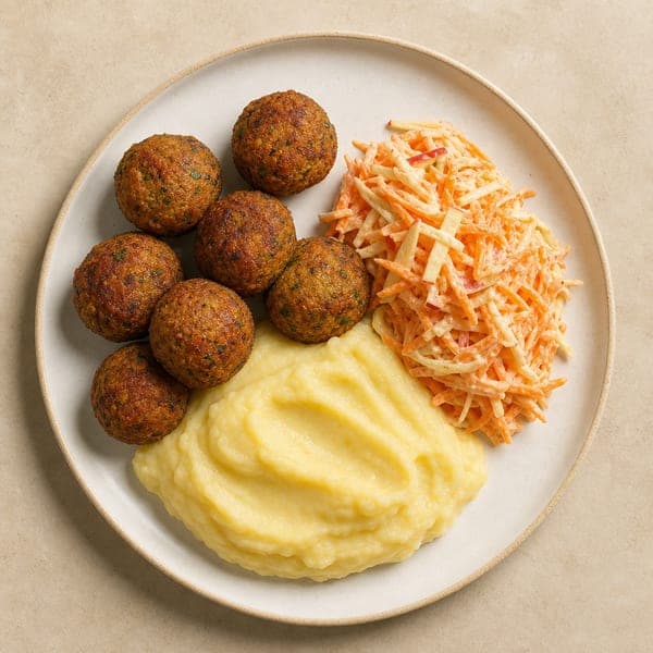 Klopsiki wegetariańskie z puree ziemniaczanym i surówką marchewkową