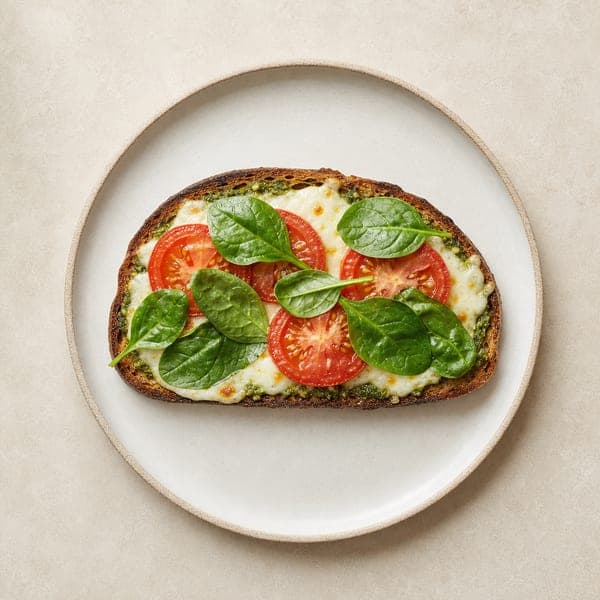 Opiekane kanapki z pesto, serem mozzarella i plastrami pomidora
