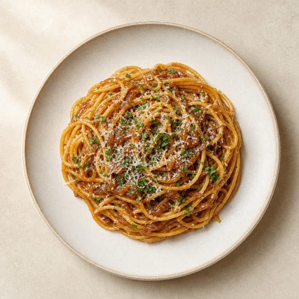 Spaghetti z aromatycznym sosem z długo smażonej cebuli