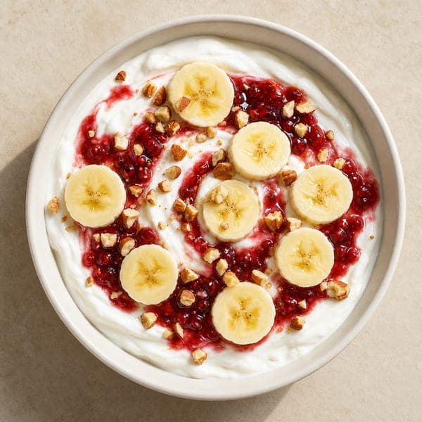 Grecki jogurt z bananem i orzechami