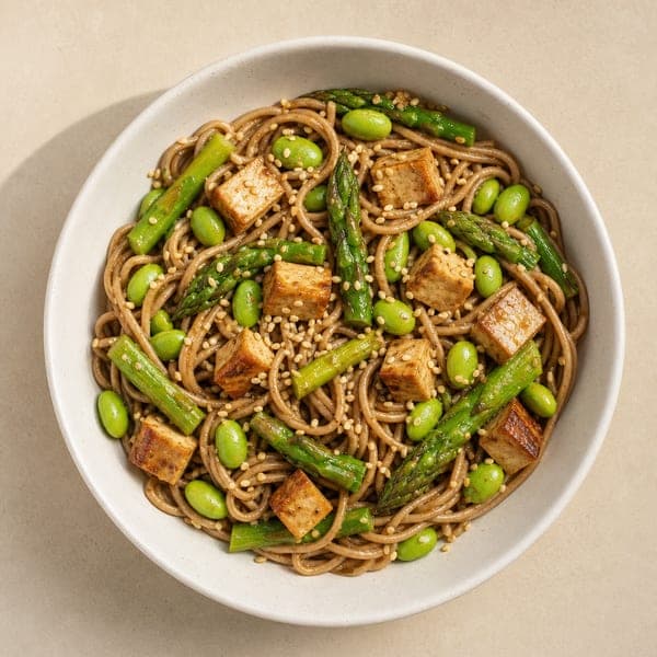 Makaron soba z wędzonym tofu, edamame i zielonymi szparagami