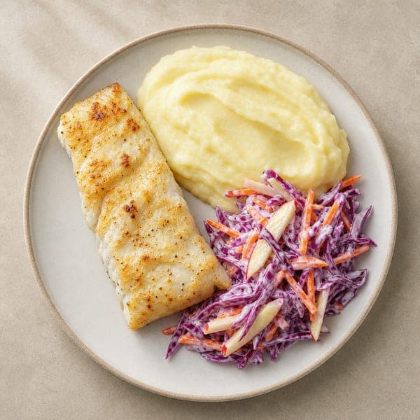 Filet z mintaja pieczony z ziemniaczanym pure i surówką