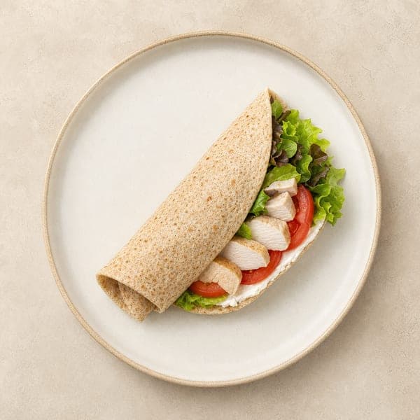 Tortilla z serkiem śmietankowym, parowanym kurczakiem i świeżymi warzywami