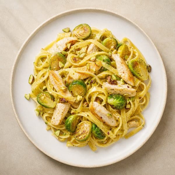 Tagliatelle z brukselką, kurczakiem i pistacjami