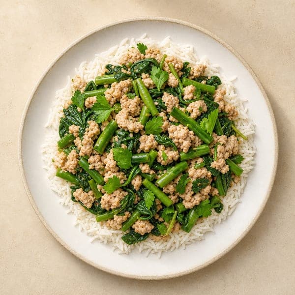 Błyskawiczny stir-fry z mielonym indykiem, fasolką i szpinakiem