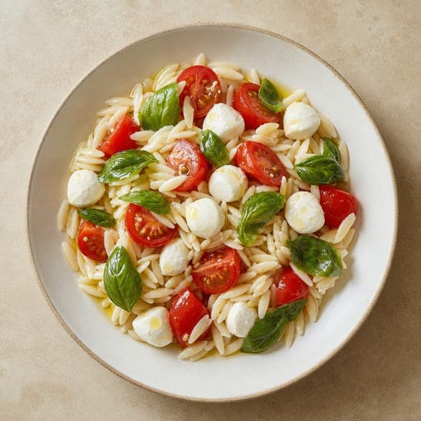 Sałatka caprese z makaronem orzo i świeżą bazylią