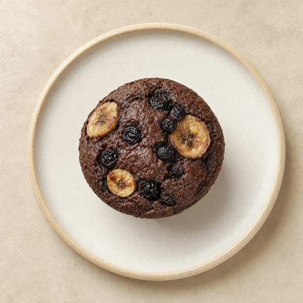 Czekoladowe muffiny z bananem i porzeczką