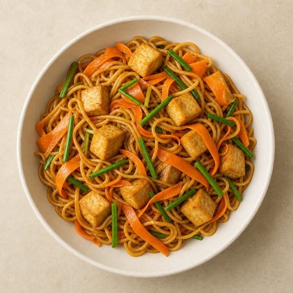 Smażony makaron z marynowanym tofu