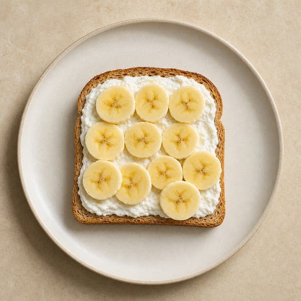 Słodka kanapka z serkiem i plasterkami banana