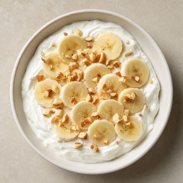 Skyr z bananem i orzechami