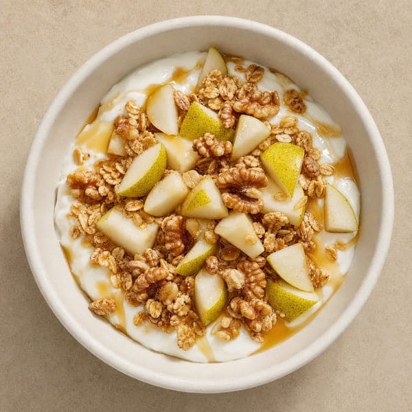 Naturalny jogurt z własnoręcznie przygotowaną granolą, gruszką i orzechami