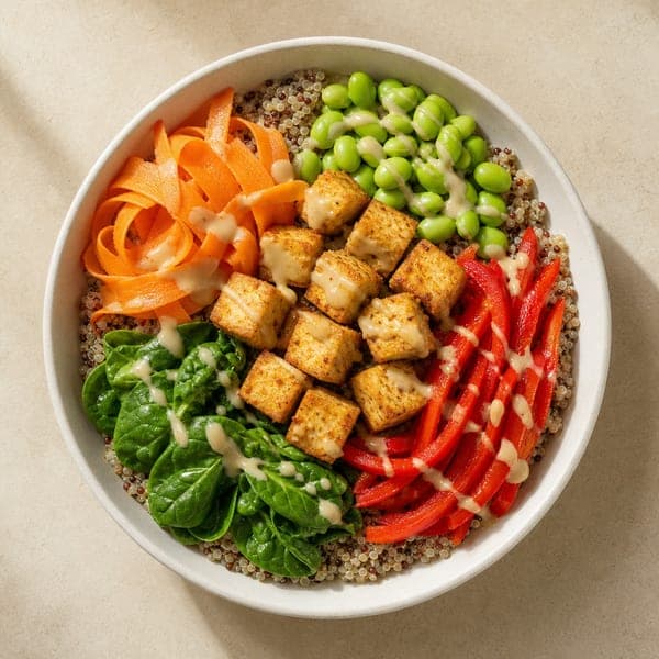 Roślinne bowl z komosą ryżową, tofu i warzywami