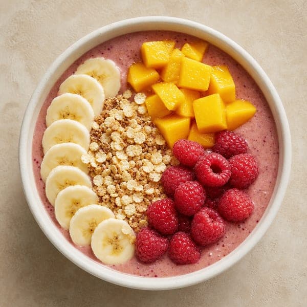 Smoothie bowl z płatkami jaglanymi i owocami