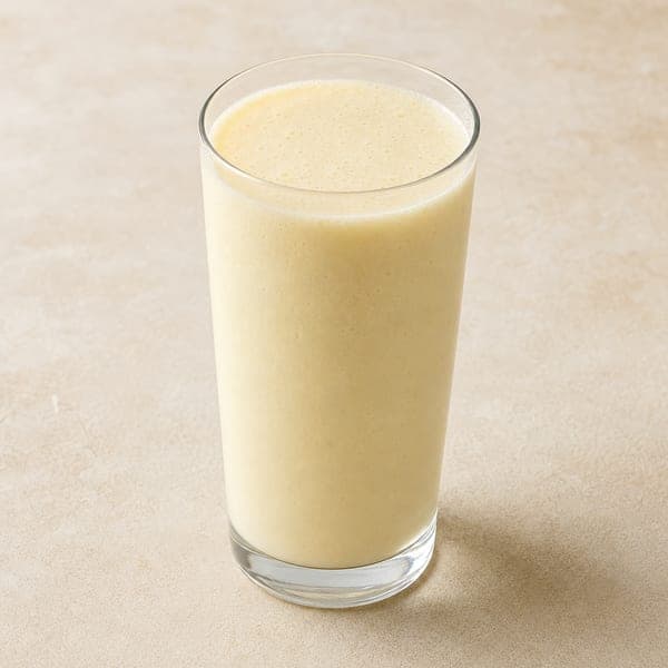 Tropikalny koktajl z ananasem, bananem i mlekiem kokosowym