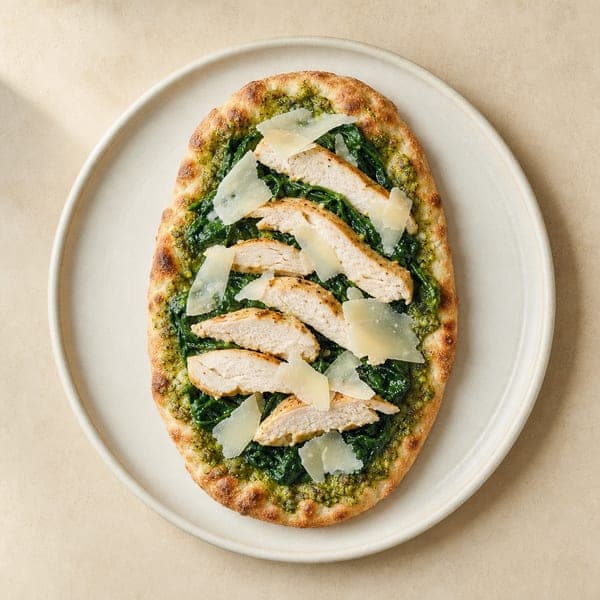 Pinsa z zielonym pesto, szpinakiem i piersią z kurczaka