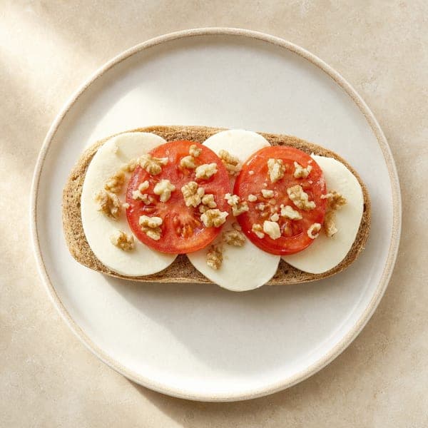 Kanapka grahamka z mozzarellą, pomidorem i orzechami włoskimi