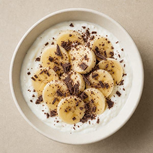 Jogurt waniliowy z bananem i wiórkami gorzkiej czekolady