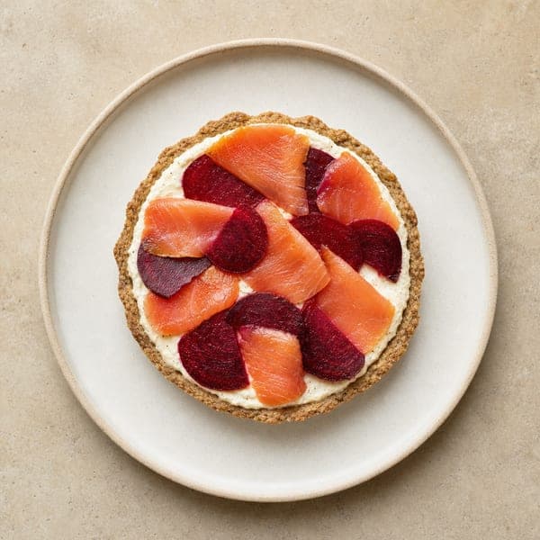 Tarta z serem, wędzonym łososiem i buraczkami