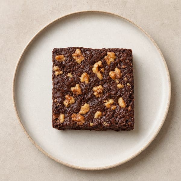 Kremowe brownie z kaszy jaglanej z orzechami