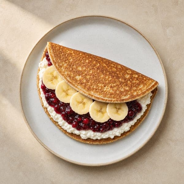 Pełnoziarniste naleśniki na mleku roślinnym z twarożkiem waniliowym, dżemem i bananem
