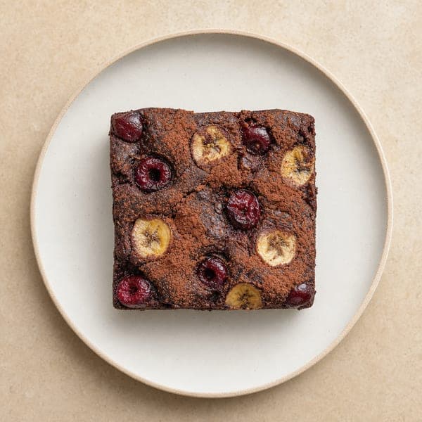 Wegańskie brownie fasolowe z wiśniami i bananem